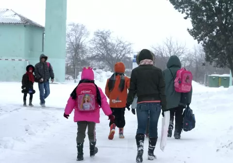 Școli din trei județe rămân închise pentru a doua zi, din cauza viscolului. Unde sunt suspendate cursurile