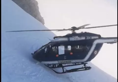 VIDEO | Manevra uimitoare pe care a făcut-o pilotul unui elicopter în timpul unei intervenții de salvare pe munte