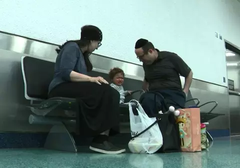 VIDEO | O familie din SUA a fost dată afară dintr-un avion pentru că "mirosea urât"
