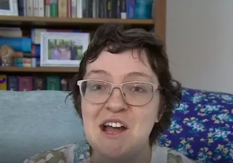 VIDEO | O tânără își poartă inimă artificială într-un rucsac, după ce organul ei a fost scos de medici din cauza cancerului