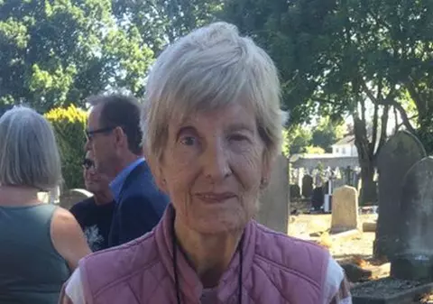 O femeie de 81 de ani și-a găsit mama biologică în viață, după ce a căutat-o timp de 61 de ani