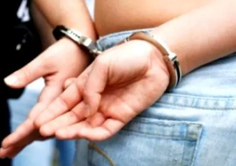 O româncă a fost arestată în Italia după ce și-a tuns fiica zero