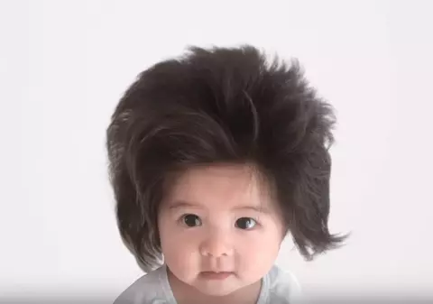 O fetiță de un an, care a șocat internetul cu părul său, devine imaginea Pantene