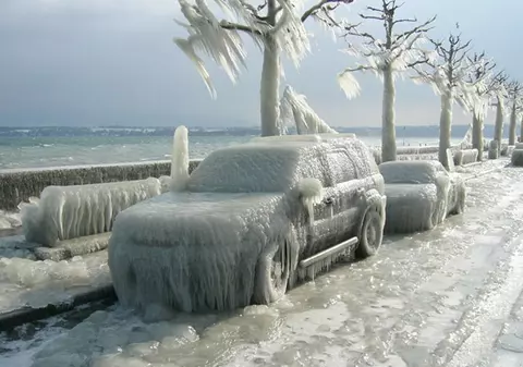 Efectul "freezing rain" în România. Metoda rapidă de dezghețare a mașinii
