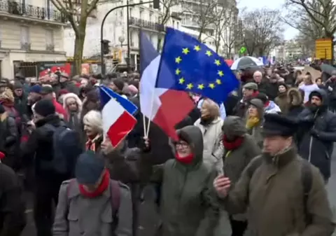 ”Vestele galbene”, urmate de ”fularele roșii”. Manifestația de apărare a Republicii Franceze