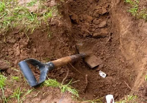 VIDEO | Un tânăr și-a dus mama moartă cu bicicleta până la groapă, fiindcă nimeni nu vrut să-l ajute la înmormântare!