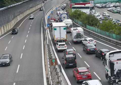 Ce metodă au găsit românii ca să poată circula în continuare în Italia cu mașinile înmatriculate în România