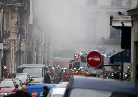 VIDEO / Imagini șocante cu momentul exploziei din Paris. Un jurnalist italian a filmat scena dezastrului: "Mi-a explodat în față"
