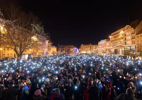 FOTO / Mii de polonezi în stradă, după moartea primarului Pawel Adamowicz. Născut în Gdansk, Donald Tusk a vorbit mulțimii