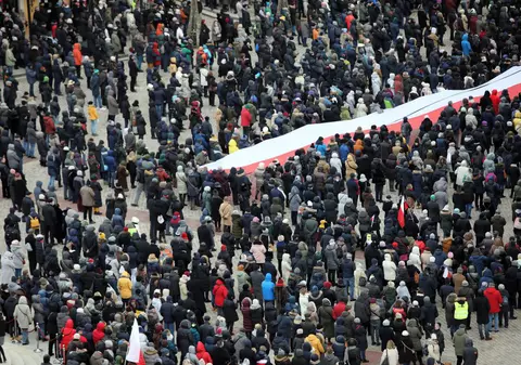 GALERIE FOTO: Zeci de mii de oameni l-au condus pe ultimul drum pe primarul din Gdansk, înjunghiat pe scenă, în timpul unui eveniment