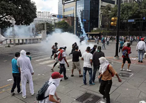Haos în Venezuela, după ce liderul opoziției s-a autoproclamat președinte, cu susținerea lui Trump. Maduro anunță ruperea relațiilor diplomatice cu SUA
