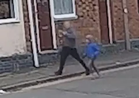 VIDEO VIRAL | Momentul sfâșietor în care un băiețel este jefuit în plină stradă