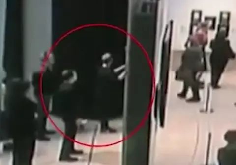 VIDEO | Momentul în care un hoț fură un tablou dintr-o galerie de artă din Rusia sub privirile vizitatorilor