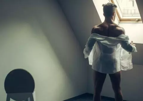 Un român din Italia s-a dezbrăcat complet și s-a dus la ușa gazdei sale, o femeie de 76 de ani! Ce propunere indecentă i-a făcut