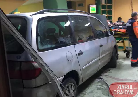 Cum s-a produs accidentul în care o mașină a intrat prin ușile Spitalului Craiova. Șoferul spune că a încurcat pedalele! (VIDEO)