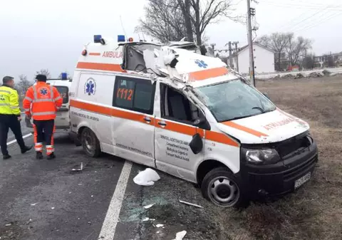 O ambulanţă din Tulcea s-a răsturnat pe şosea. Asistenta a avut nevoie de intervenția medicilor