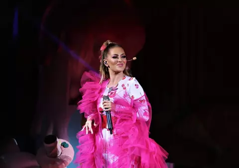 Delia a dezbrăcat un manechin, la Londra, ca să-și completeze colecția de peruci. Are dressingul plin!