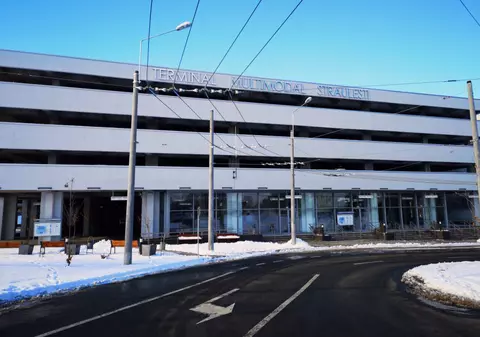 FOTO | Parcarea de 365 de milioane de lei zace goală. Șoferii aleg să parcheze lângă clădirea Străulești inaugurată acum două luni