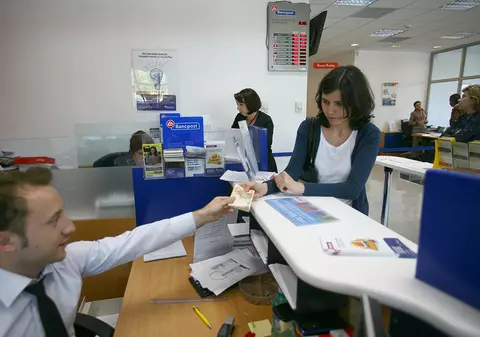 Bancpost dispare de la 3 ianuarie. Ce trebuie să știe cei care au carduri sau conturi la această instituție