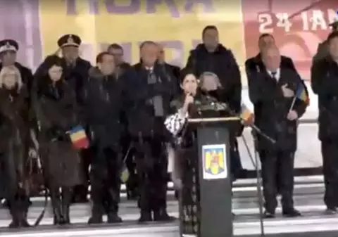Imnul Național, interpretat greșit la Piatra Neamț. Cântăreața Viorica Macovei a încurcat versurile și strofele |VIDEO
