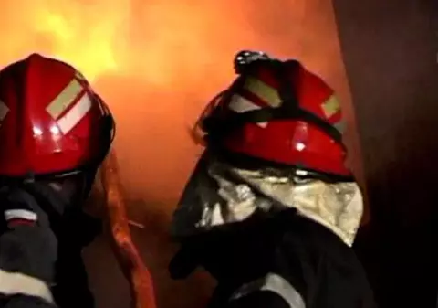 O fetiță de un an a murit în urma unui incendiu în județul Suceava. Fratele ei este în stare gravă