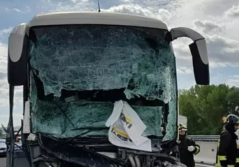 O Dacie a intrat într-un autocar în Italia. Ce au pățit cei doi români aflați în autoturism