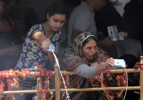 Motivul bizar pentru care fanii unui film din India au început să fure lapte