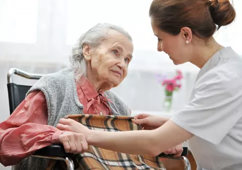 Românii care primesc îngrijiri medicale acasă riscă să rămână fără alternative. Furnizori: “N-avem de niciunele. Ce-am avut, am folosit și am tras de ele de parcă ar fi fost elastic”