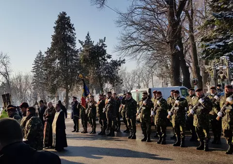FOTO/ Emil Brumaru, condus pe ultimul drum cu onoruri militare. Scriitorul Liviu Antonesei: "Suntem mulți autori de versuri, dar astăzi, aici este un singur poet"