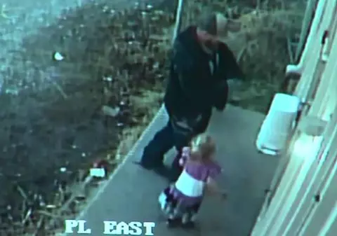 VIDEO | Momentul în care un bărbat jefuiește o florărie alături de copil. Polițiștii sunt uimiți