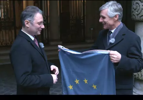 Momentul simbolic al preluării președinției Consiliului UE. Ambasadorul Luca Niculescu a primit steagul UE, după o plimbare de o zi