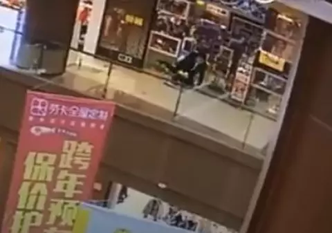 VIDEO | Momentul terifiant în care un bărbat aruncă o fetiță de 6 ani de la balconul unui mall, înainte să sară și el 18 metri în gol