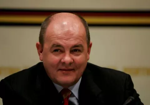 Conducerea PNL l-a demis pe liderul filialei Giurgiu, Marin Anton. Acesta afirmase că, dacă se dă amnistia, familia sa va vota cu PSD