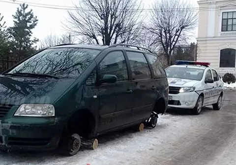 Un bârlădean a vrut să-și ducă copilul la școală dar a încremenit când și-a văzut mașina. A chemat Poliția