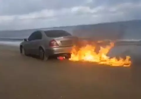 VIDEO | Momentul șocant în care un român din Irlanda și-a dat foc la mașină, live pe Facebook