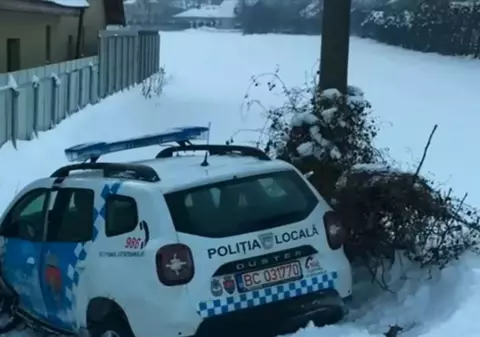 Şeful Poliţiei Locale Bacău a ajuns cu Duster-ul instituției în șanț. Martorii povestesc că era mangă de beat