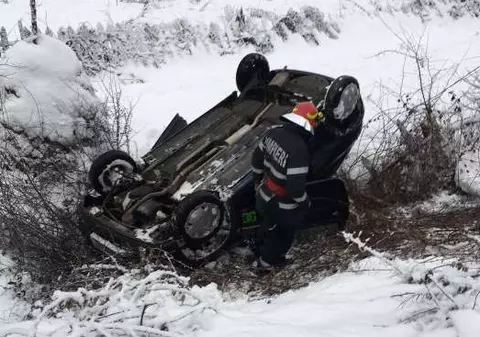 Un bărbat a murit la volan și s-a răsturnat cu mașina în șanț. Se crede că ar fi făcut infarct