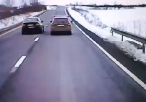 VIDEO | Manevră extrem de periculoasă făcută de un șofer pe un drum din România. Un accident grav a fost evitat în ultimul moment!