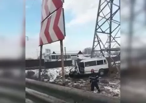 Microbuz cu 9 pasageri, implicat într-un accident terifiant în Bascov, Argeș. A sărit peste parapete și s-a răsturnat pe câmp / FOTO&VIDEO