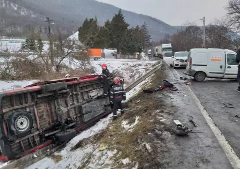 Microbuz cu nouă persoane, implicat într-un accident în lanț în județul Hunedoara / FOTO