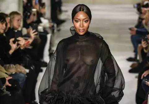 Naomi Campbell, super transparentă pe podiumul de modă la 48 de ani | FOTO