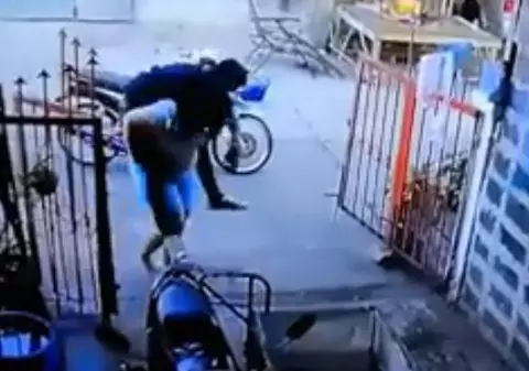 Poate fi desemnată cea mai bună soție din lume: și-a cărat în spate soțul beat mort până-n pat | FOTO