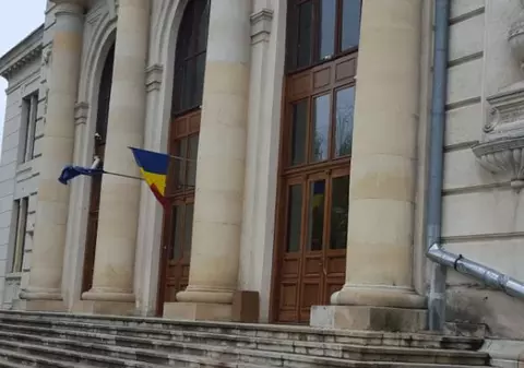 O femeie a murit la Judecătoria Câmpulung. A făcut infarct în timpul unui proces de succesiune