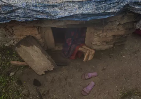 O mamă și cei doi copii ai săi au murit în Nepal după ce au fost forțați să doarmă în „coliba menstruației”