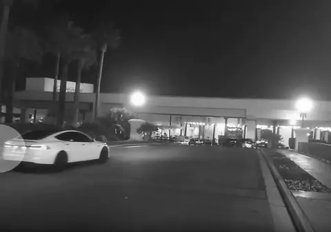 Accident demn de filmele SF! O mașină autonomă Tesla a lovit un robot controlat de inteligență artificială (VIDEO)