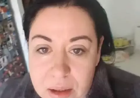 Clipe de groază pentru Oana Roman. Locuința unei vecine a luat foc. “În casă e o butelie care poate să explodeze”