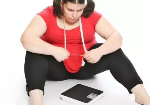 Obiceiul de a dormi cu televizorul aprins crește riscul de obezitate la femei