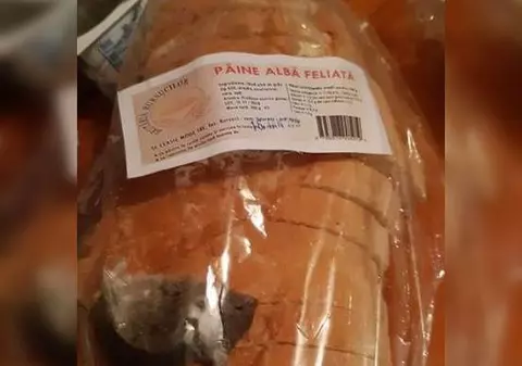 Pâine cu șoarece mort, cumpărată dintr-un sat din Vaslui. "La o pâine cumpărată, primești un șoarece gratis"