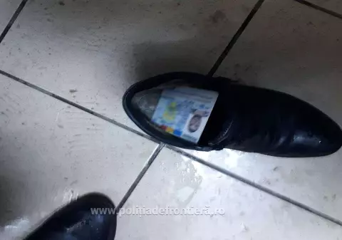 Bărbați prinși de polițiștii de frontieră cu buletine false ascunse în pantofi