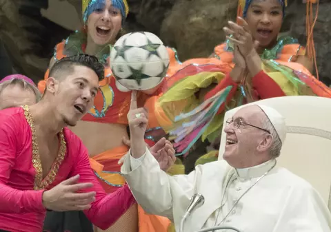 FOTO | Imagini inedite cu Papa Francisc. Suveranul Pontif a fost vizitat de artiști de circ